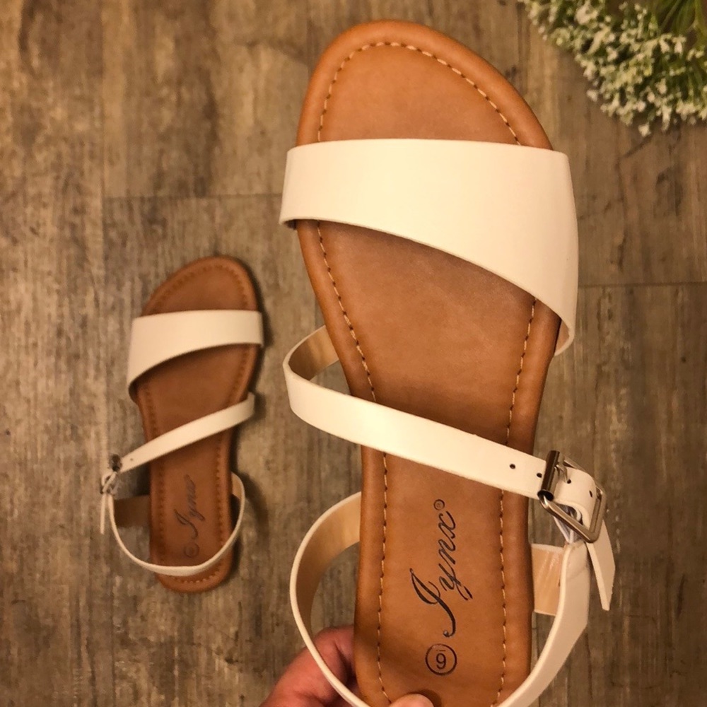 🤍🌺 NEW Classic White Sandals 🌺🤍